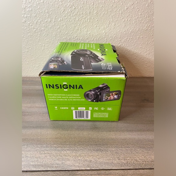INSIGNIA HD CAMCORDER Touch Screen Display, 10 megapixels, Free selfie stick - Picture 12 of 14